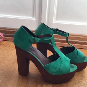  - Snygga klackar ifrån scorett, gröna snygga skor med trä klack. Sköna och bekväma att gå i trots höjden på klacken. Frakt tillkommer om dem behövs skickas.
