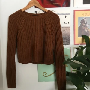  - Stickad, ribbad kortare tröja från monki! Frakt ingår i priset! 