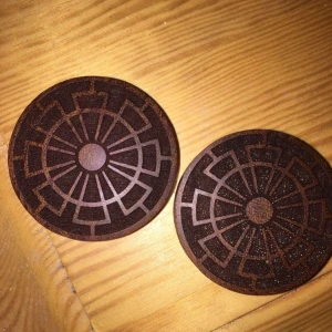  - Töjningar av trä med fint motiv.  40mm.