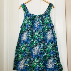  - Retro klänning med blommor! Hemsydd i 60/70-talstyg!   Längd: 77 cm