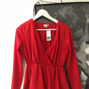  - Röd volang tröja från club xprs, helt ny med prislapp kvar! ❤️