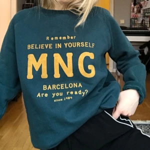  - Tjocktröja från mango. Använd fåtal gånger. Möts upp i Stockholm annars tillkommer frakt!