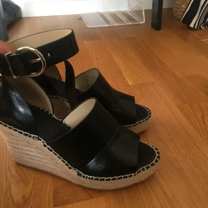  - Säljer dessa jättefina klackskor från zara. Knappt använda.  Storlek 38 