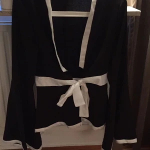  - En superfin kavaj/kofta från shein, aldrig använd. 