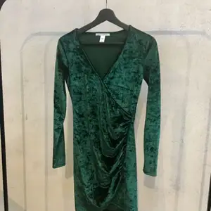 Fin mörkgrön krossad sammet klänning 💚 Sitter jättesnyggt på!  Använd 1 gång.