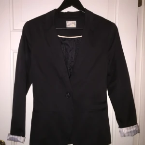  - Svart kavaj av okänt märke, köpt i London. Fin passform, använd 1 gång vid skolavslutning. 