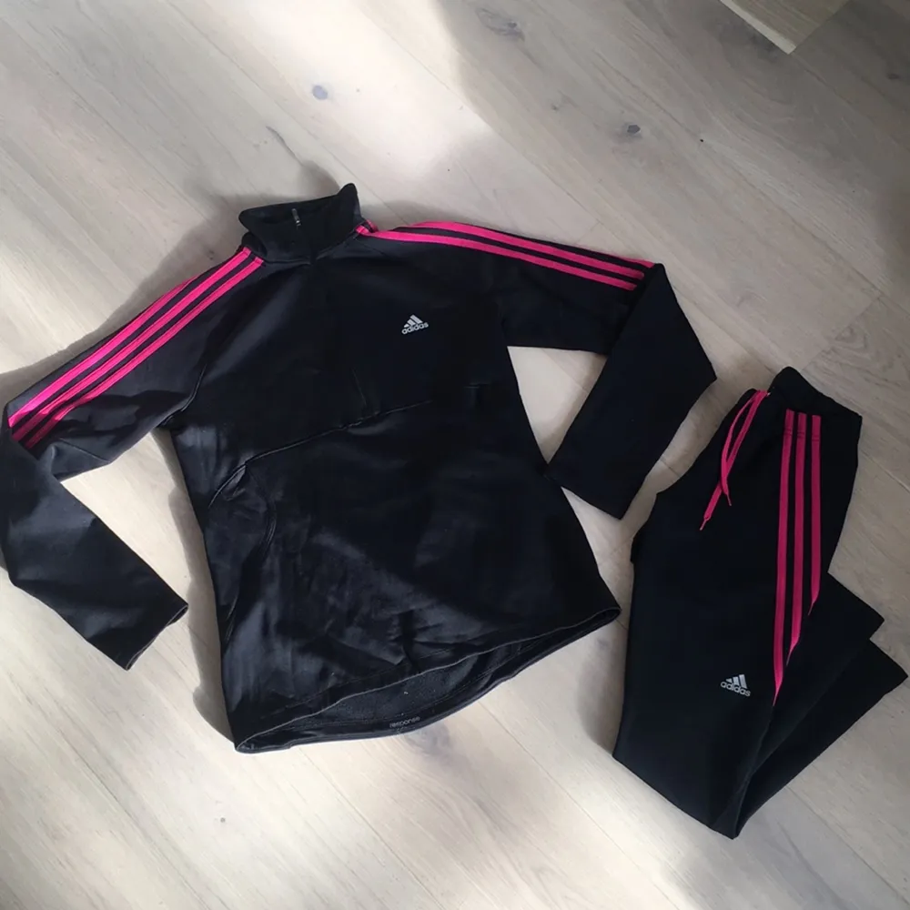 Träningsset från Adidas där byxorna är S och tröjan är M. Hoodies.