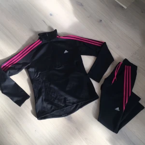  - Träningsset från Adidas där byxorna är S och tröjan är M