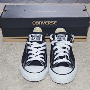  - Helt nya Converse i kartong. Säljs pga för små för mig✨