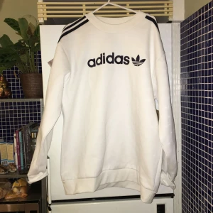  - Adidas. Använd ca 8 ggr, enbart hemma på selfies lol. Gillar stora tröjor men får panik av att bära vita tröjor pga blir alltid smutsiga. Nu säljer jag den innan jag fläckar ner den. Du står för frakten! :) vid snabb affär kan den säljas billigare!!!