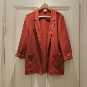  - Roströd blazer/kavaj/jacka. Perfekt till våren eller på jobbet. Stl 40