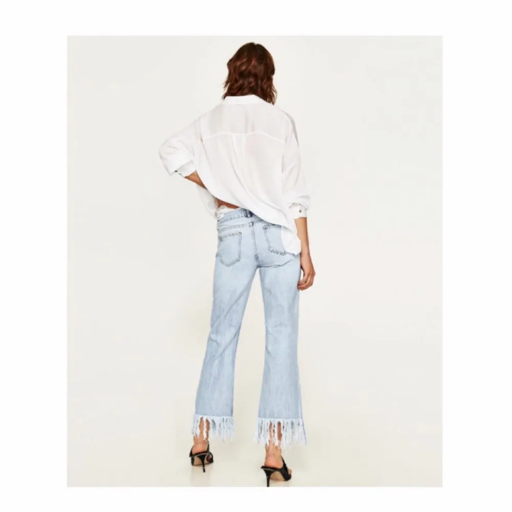 Oanvända ljusa jeans från Zara. Slitna nertill, as snygga!  Frakt tillkommer.. Jeans & Byxor.