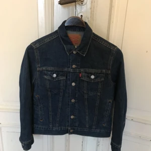  - Levis jeansjacka 57511 i storlek medium, mycket fint skick. Hämtas i Uppsala eller kan skickas spårbart för 58 sek