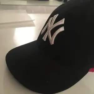 Denna new york Yankees keps köptes för ca 200kr och säljs nu för 60!