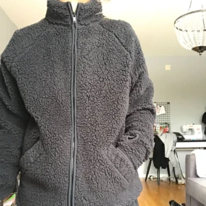  - Lurvig kofta/jacka från monki. Bra skick. Möts upp i Stockholm annars tillkommer frakt! 
