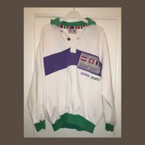 Ikonisk 80-tals sweater, så HIMLA fin och i bra skick pga har aldrig använd. Köpt secondhand✨ Frakt betalas av köparen elr så möts vi upp i Sthlm👼👼