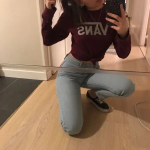  - Säljer denna långärmad Vans tröja . Den är vinröd med ljusgrått Vans tryck som tyvärr aldrig kommer till användning. 200kr 