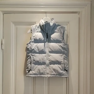  - Supersnygg väst från Musto. Perfekt över tjocktröjan nu till våren. Ljusblå. Bra skick. 