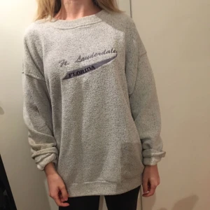  - Tröja i bomull med broderat motiv 🙂 jätteskön! Frakt tillkommer ☀️