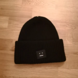  - Snyggaste mössan från Acne Studios. Svart och i jättefint skick, enbart använd vid två tillfällen. Passa på att fynda😘😀 Eventuell frakt betalas av köparen😘😍❤️🔥