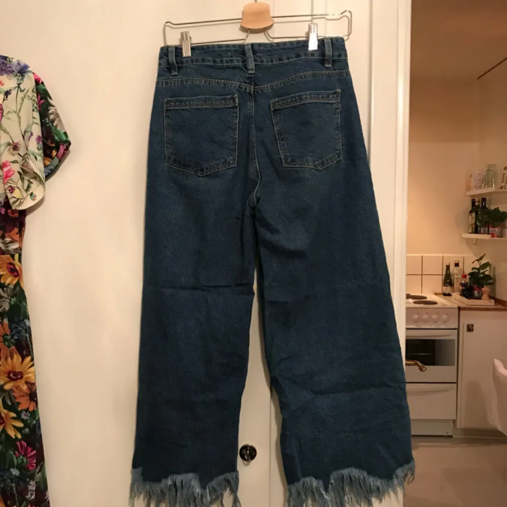 Culottejeans från Zara, knappt använda. Möts upp i Sthlm eller skickar mot fraktkostnad.. Jeans & Byxor.