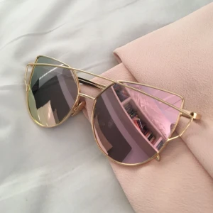  - Rose gold solglasögon. Oanvända! Möts i Göteborg eller köparen står för frakt :)