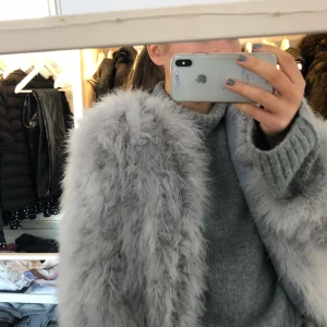  - Pellobello jacka, ash grey. SUPER fin. Säljer pga av att den är lite för stor, då därav har jag använt den 1 gång. Som ny. Nytt pris ca 1200-1300kr 