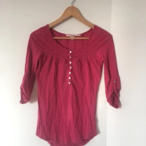  - Rosa tröja med uppvikbara ärmar. I bra skick