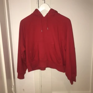  - Röd hoodie i lite croppad modell från monki. Endast använd enstaka gång. 🌺