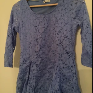  - Fin tröja med volang nedtill, trekvarts arm! Köparen står för frakt på 50kr 