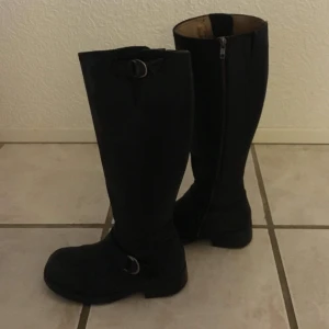  - Johnny Bulls stövlar i svart. De är välanvända men är fortfarande i bra skick, har bara några skråmor på sig. Originalpris 1699 kr. Frakten är inkluderad i priset. OBS, katt i hemmet. 