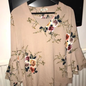  - Supersöt blus! Står storlek M men passar XS och S också. Volang på ärmarna vilket är trendigt! Frakt tillkommer, tar swish!