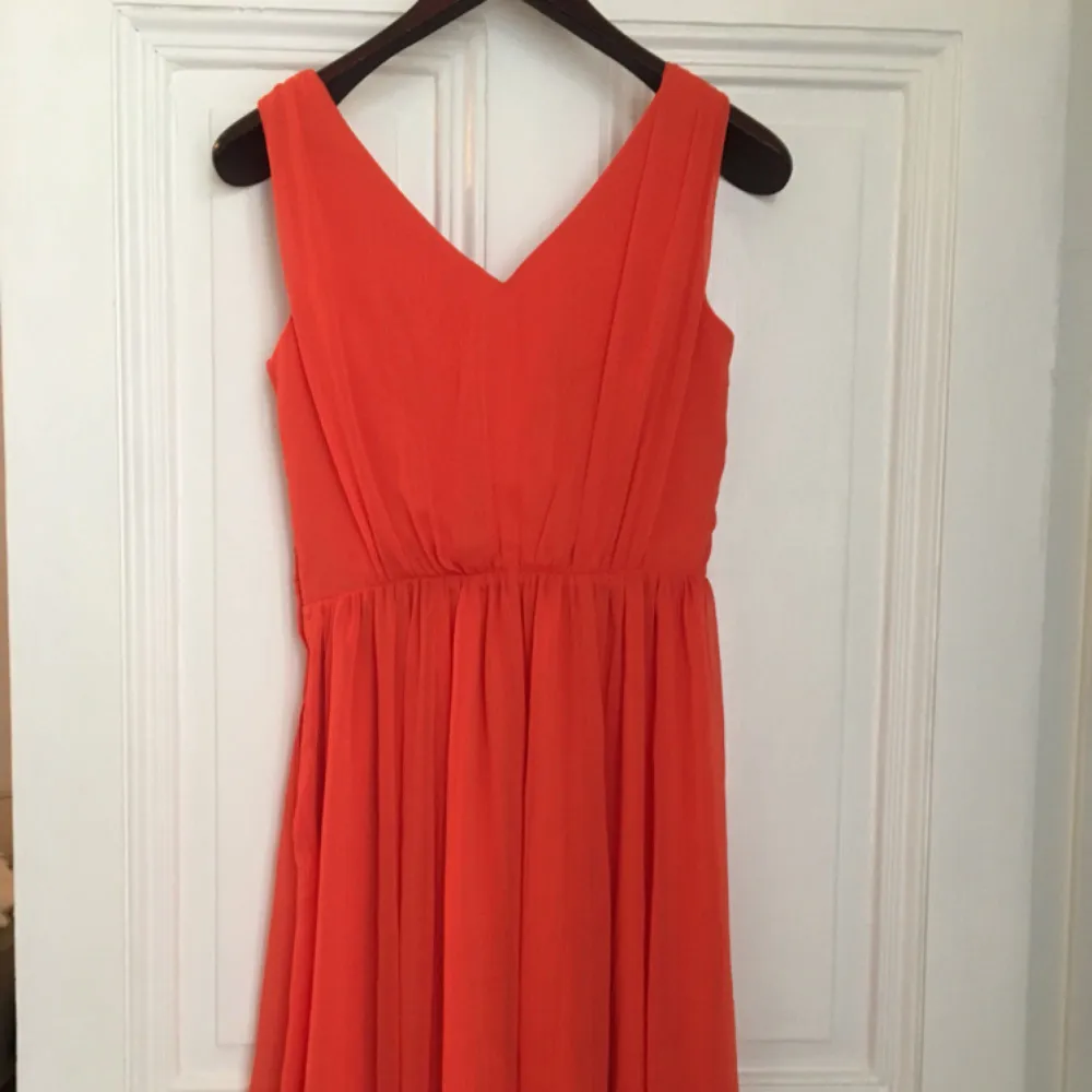 Säljer en orange/korallröd vacker klänning från HM i storlek 36. Använd 1 gång och i toppenskick. Passar till bröllop eller annan finare tillställning. Hämtas i Sthlm City, Swish föredras.. Klänningar.