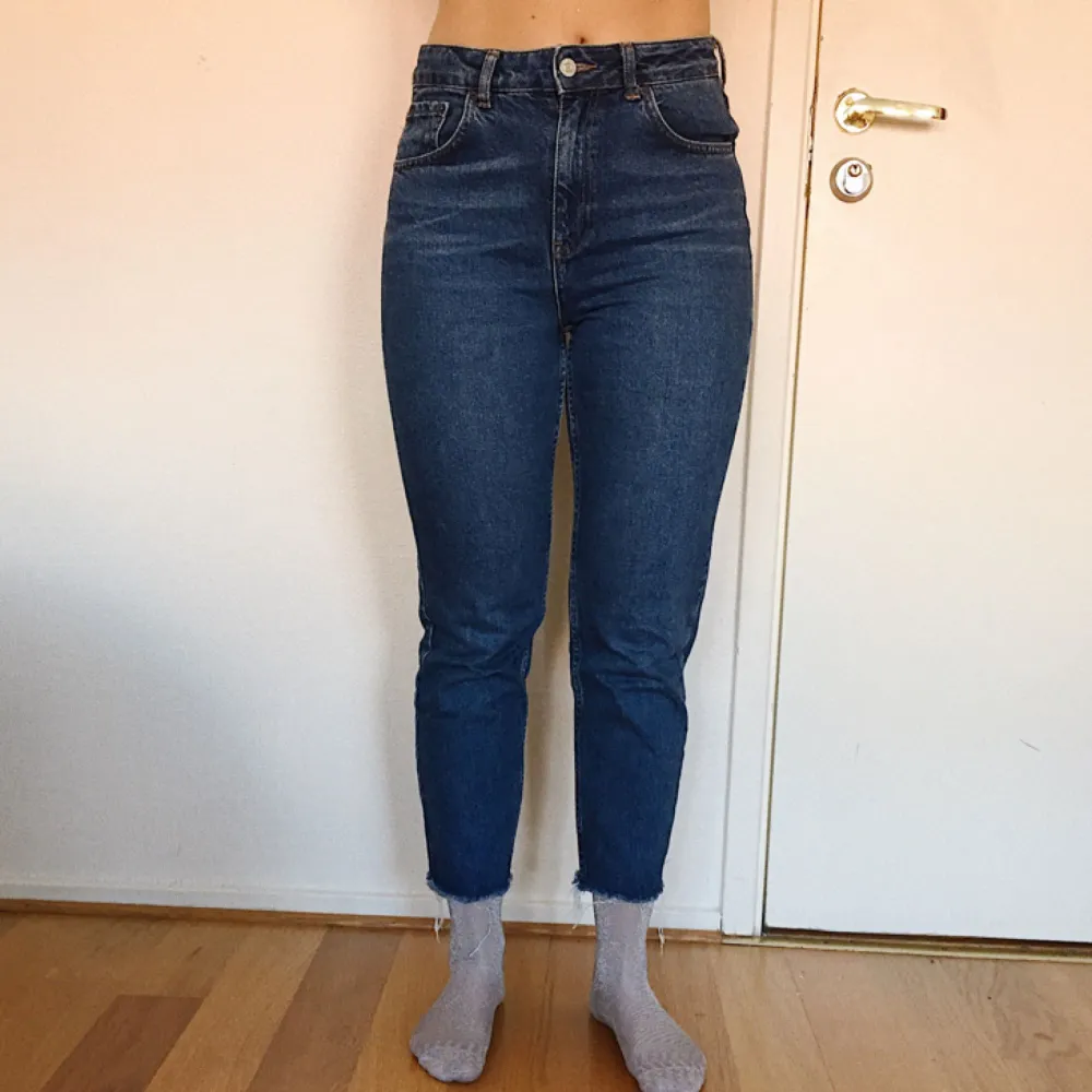 Mom jeans från topshop! Avklippta i benen👍🏼 passar definitivt någon som har strl S, eventuellt XS/M. Jag är ca 165cm som referens. Frakt ingår i priset ✨. Jeans & Byxor.