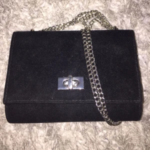  - Svart sammetskläd liten fest väska. Köptes på glitter för ett halv år sedan. Helt oanvänd :)