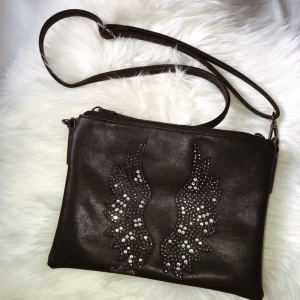  - Nästan oanvänd väska med reglerbara band