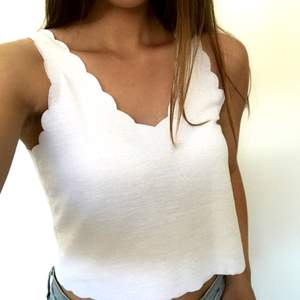 Söt cropped top från Topshop. Storlek XS men passar även dig med S. Använd fåtal gånger. Köparen står för frakten eller så möts vi upp! Hör av dig vid frågor⭐️