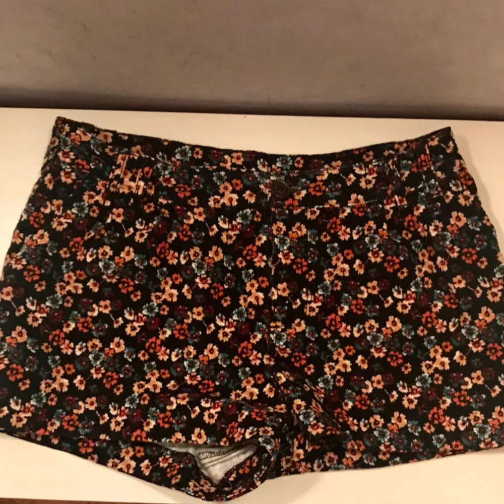 Snygga blommiga shorts från H&M . Shorts.