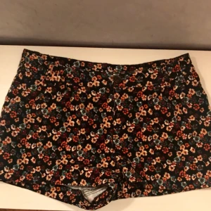  - Snygga blommiga shorts från H&M 