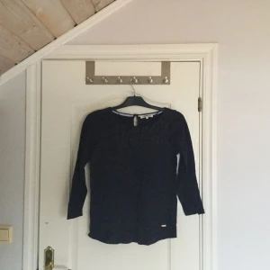  - Mörkblå t-shirt med 3/4 arm. 