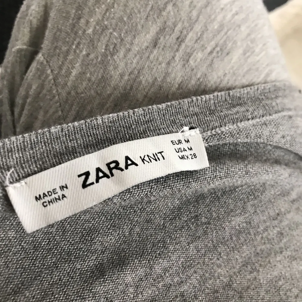 Mysig grå tröja från Zara.Tar swish och du står för frakten😉. Tröjor & Koftor.