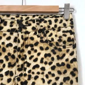  - Leopardjeans, jeans med leopardmönster från Monki. Stuprör. Storlek 34, 98% bomull Gott skick!  Kan mötas i Stockholm eller skicka mot fraktkostnad! ✨🌸✨ 