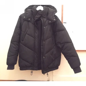  - Köpt i höstas och använd ett fåtal gånger. Varm och puffig. Svart. Två bröstfickor en stor huva.