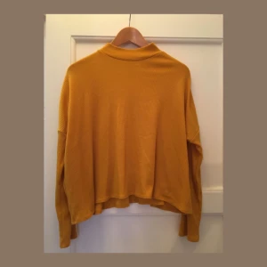  - Classic HM tröja, jätteskön o mysig och knappt använd! Frakten betalas av köparen eller så möts vi upp i Stockholm🦋