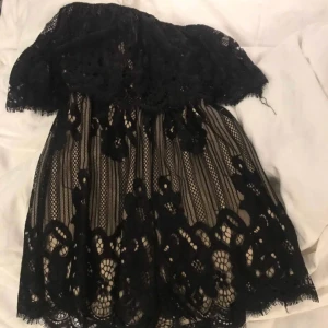  - Jätte snygg byxdress i spets,, använd 1 ggr som ny!  Passar s-m vill jag säga... sitter som en smäck på:) 