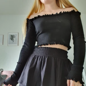  - Svart off-shoulder tröja från newyorker. Storlek s, använd ca 4 gånger. Köpare står för frakt! 