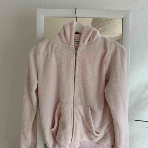  - OTROLIGT skön ljusrosa hoodie från Gina Tricot. Bra skick. Köparen står för frakten 