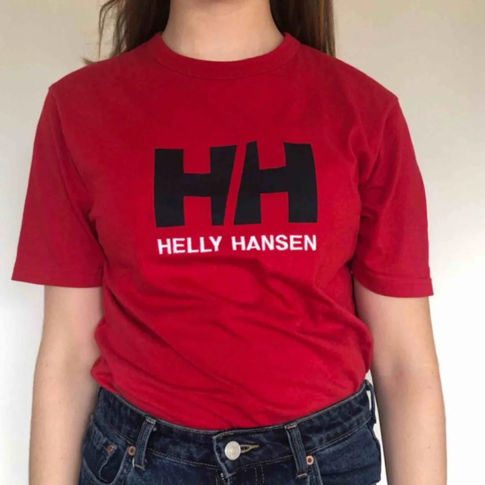 Snygg och skön t-shirt från Helly Hansen storlek S i herrstorlek. 99kr+frakt, pris kan diskuteras🤠🤠kontakta för mer info. T-shirts.