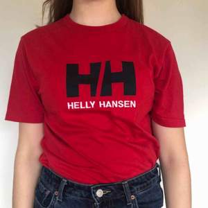 Snygg och skön t-shirt från Helly Hansen storlek S i herrstorlek. 99kr+frakt, pris kan diskuteras🤠🤠kontakta för mer info