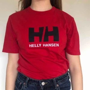  - Snygg och skön t-shirt från Helly Hansen storlek S i herrstorlek. 99kr+frakt, pris kan diskuteras🤠🤠kontakta för mer info